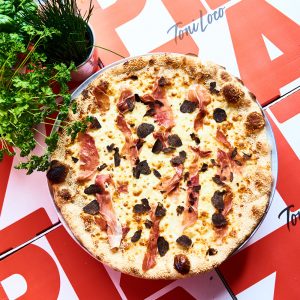 Toni Loco combina la pizza italiana con quella di New York.