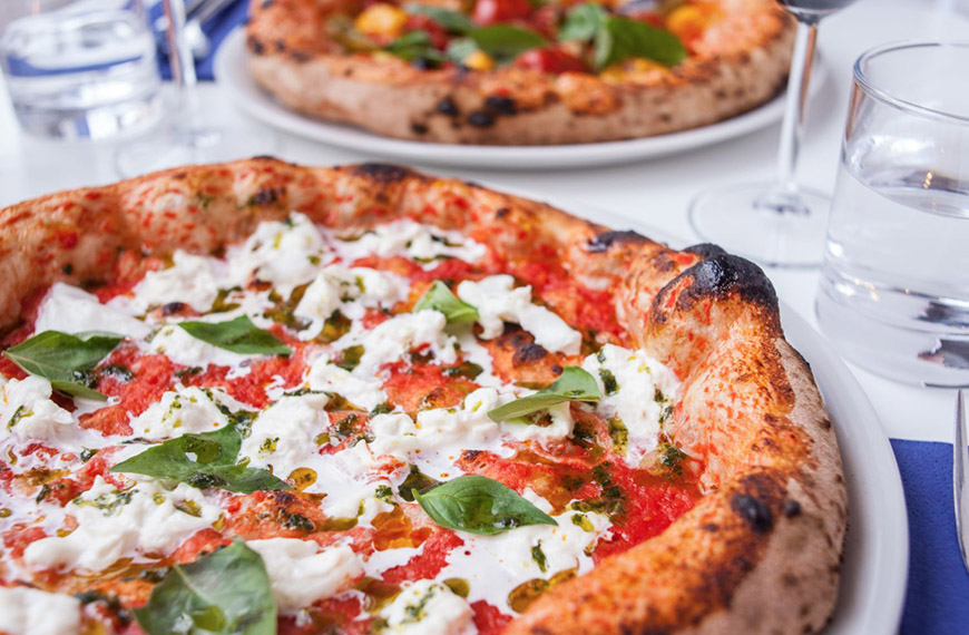 At nNea you eat the most delicious traditional Neapolitan pizza