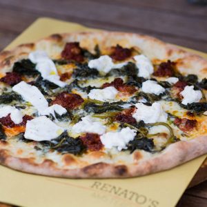 L'autentica pizza italiana si mangia da Renato's Pizzeria.