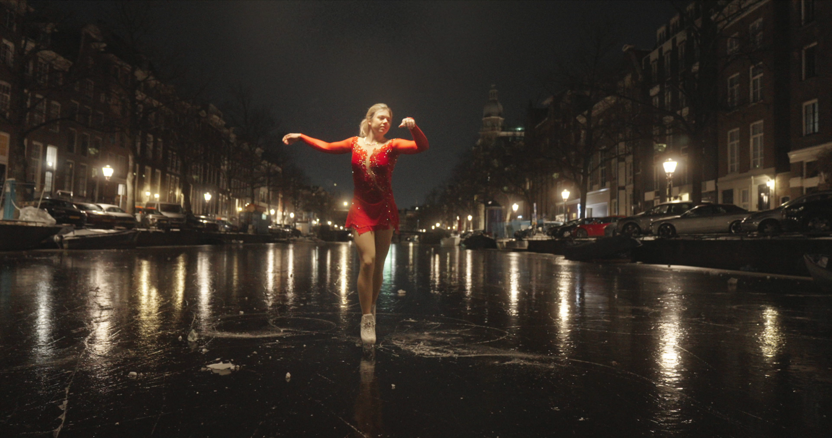Niki Wories' nighttime ice dance on the Keizersgracht